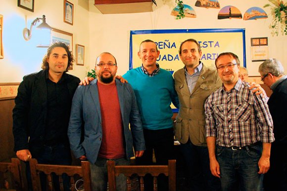 Foto de familia en la tertulia de Aguada Amarilla / Trekant Media